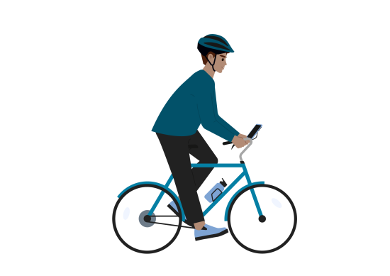 Person som sykler, med hjelm.