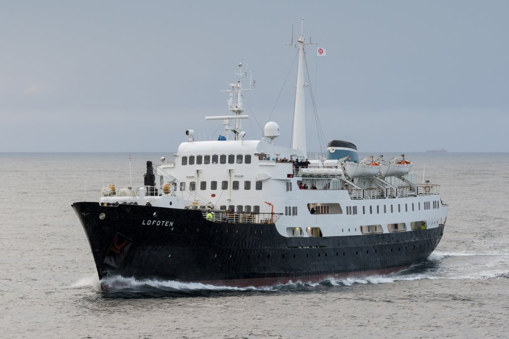 Skipet Lofoten seiler på havet